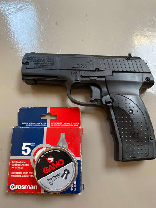 Crosman 1088 Black Air Pistol (FREE BB'S and CO2)